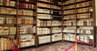 Copertina di Napoli, riscoperto alla Biblioteca Nazionale uno scritto di Giacomo Leopardi: a 16 anni studiava l’opera di Giuliano l’Apostata