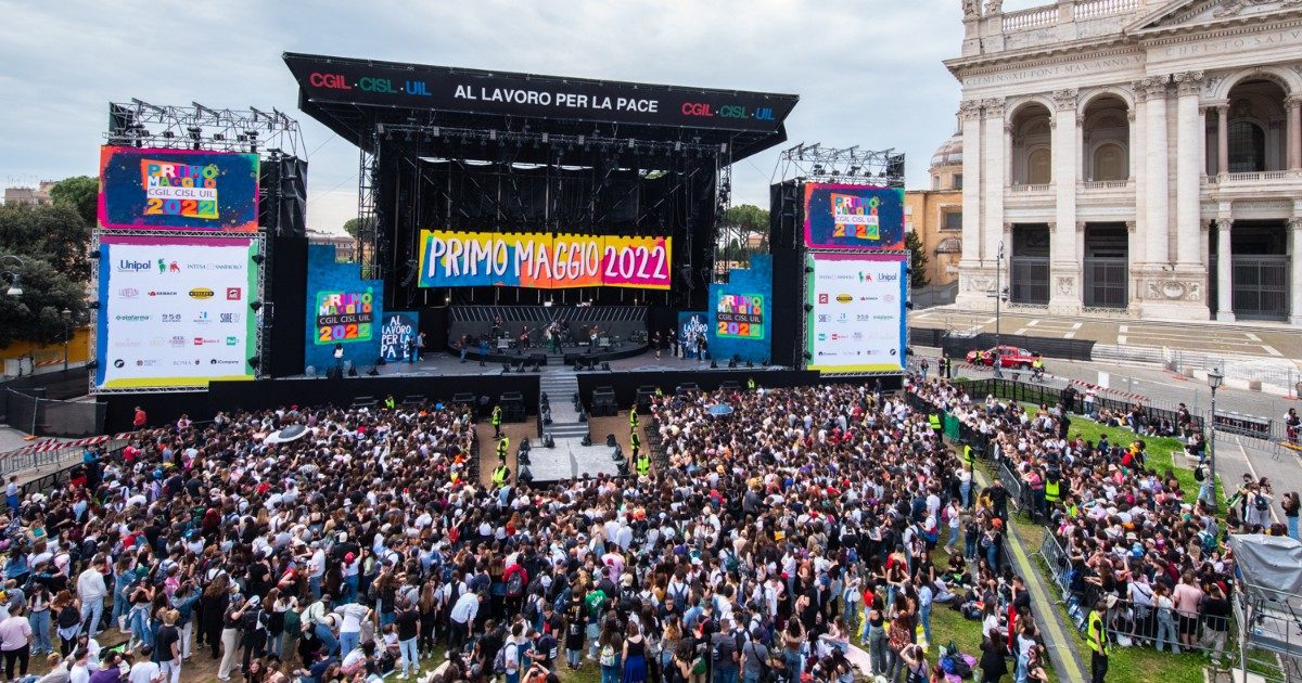 Concertone Primo Maggio, Ambra Angiolini in lacrime: “Dopo due anni di piazza vuota siamo qui insieme per la pace”. Poi risponde a Fedez