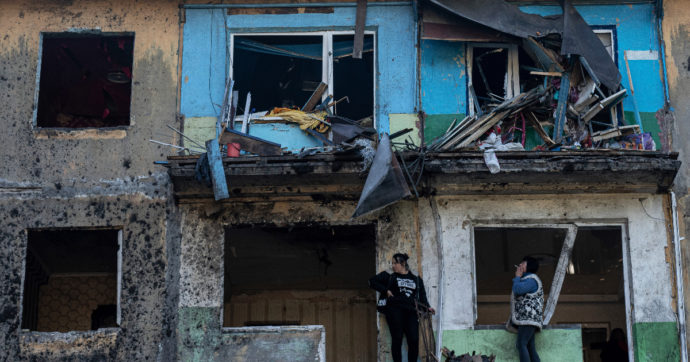 Guerra in Ucraina, diretta – “Incendio ad Azovstal”, nuovi attacchi dopo l’evacuazione. Missili su Odessa: “Morti e feriti, colpita una chiesa”