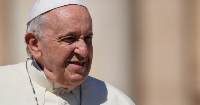 La ‘ramanzina’ del Papa ai preti siciliani per la ‘moda’ liturgica: “Basta merletti. E le omelie siano brevi, altrimenti la gente esce a fumare”
