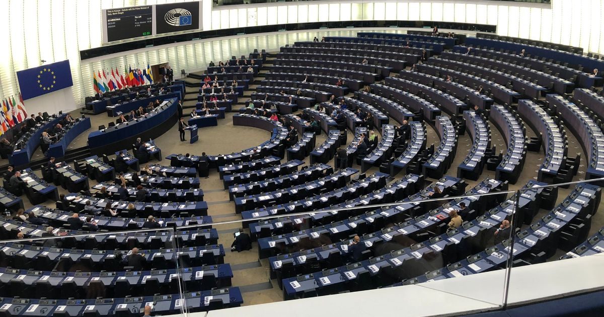 Draghi a Strasburgo: “Aiutare l’Ucraina vuol dire lavorare per la pace. La priorità è il cessate il fuoco”. Il suo discorso in un’aula semivuota