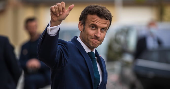 epa09914841 French President Emmanuel Macron waves as he leaves after his visit at the 'Percy' Army Hospital in Clamart, near Paris, France, 28 April 2022. Macron met soldiers injured during external operations, and caregivers of the Percy Army Hospital. EPA/CHRISTOPHE PETIT TESSON / POOL Copertina di Macron “ruba” la pianificazione ecologica a Mélenchon. Ong scettiche