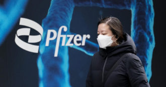 Copertina di Pfizer, nel primo trimestre del 2022 triplicano gli incassi dal vaccino anti Covid. Delude il farmaco antivirale Paxlovid