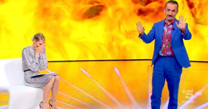 Isola dei Famosi, la clamorosa gaffe di Ilary Blasi su Ilona Staller: “Nulla ti scoreg…”. Nicola Savino e Vladimir Luxuria costretti ad intervenire Isola dei Famosi, la clamorosa gaffe di Ilary Blasi su Ilona Staller: “Nulla ti scoreg…”. Nicola Savino e Vladimir Luxuria costretti ad intervenire