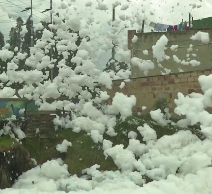 Allarme schiuma, nuvole maleodoranti alte fino a 8 metri invadono le strade: ecco cosa sta succedendo in Colombia – VIDEO