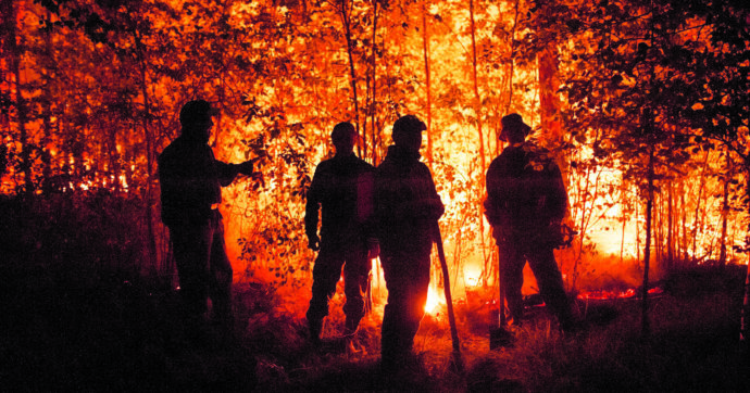 Copertina di I militari antincendio sono tutti al fronte: così la Siberia brucia
