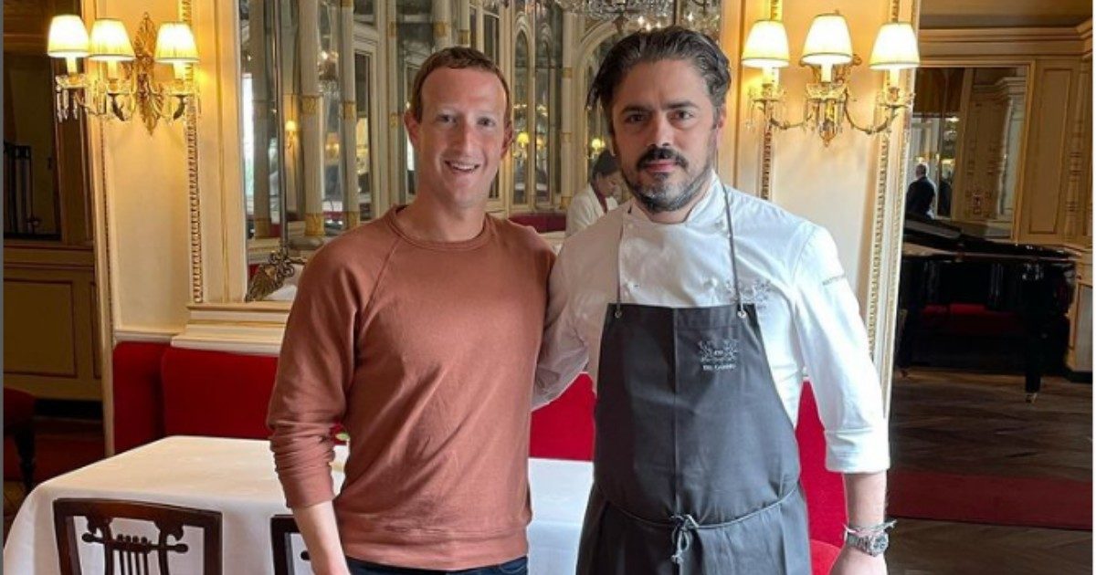 Mark Zuckerberg a Torino, il pranzo a sorpresa al ristorante Del Cambio: ecco la foto del fondatore di Facebook con lo chef stellato