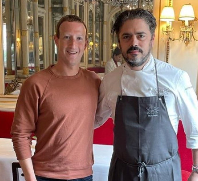 Mark Zuckerberg a Torino, il pranzo a sorpresa al ristorante Del Cambio: ecco la foto del fondatore di Facebook con lo chef stellato