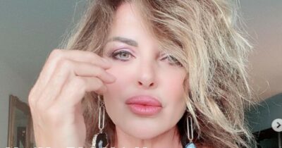 Copertina di Alba Parietti torna in tv con una gara tra drag queen: ecco come funziona il suo nuovo show “Non sono una signora”