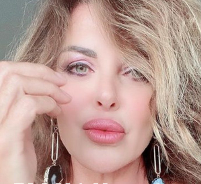 Alba Parietti torna in tv con una gara tra drag queen: ecco come funziona il suo nuovo show “Non sono una signora”