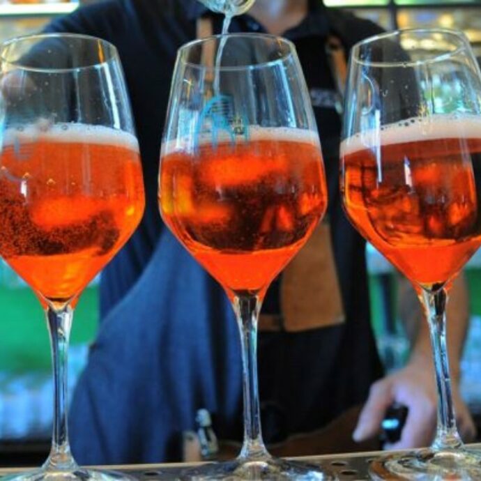 “Ho venduto alcol di nascosto al mio matrimonio ‘sobrio’ per coprire il costo del catering, senza dirlo nemmeno a mio marito. Ora sono tutti furiosi, che devo fare?”: il post su Reddit è virale