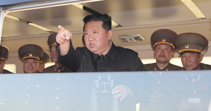 La Corea del Nord lancia un “proiettile non identificato” verso il mare del Giappone. Tokyo: “È un missile balistico”