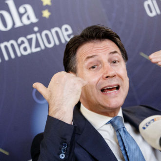 Copertina di Guerra e governo, la rabbia di Conte. Il Fatto di domani 5 maggio