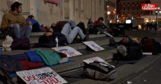Copertina di Genova, la protesta dei volontari: notte all’aperto per chiedere l’aumento dei posti nei dormitori. “Senza fissa dimora cacciati a fine inverno”