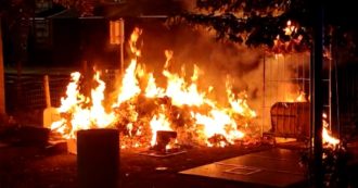 Copertina di Milano, incendio dietro la stazione Cadorna: a fuoco un cumulo di rifiuti e cartoni. L’intervento dei vigili del fuoco