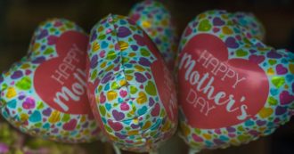 Copertina di Madri, felici per forza e costrette pure a incartarci il regalo