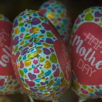 Copertina di Madri, felici per forza e costrette pure a incartarci il regalo