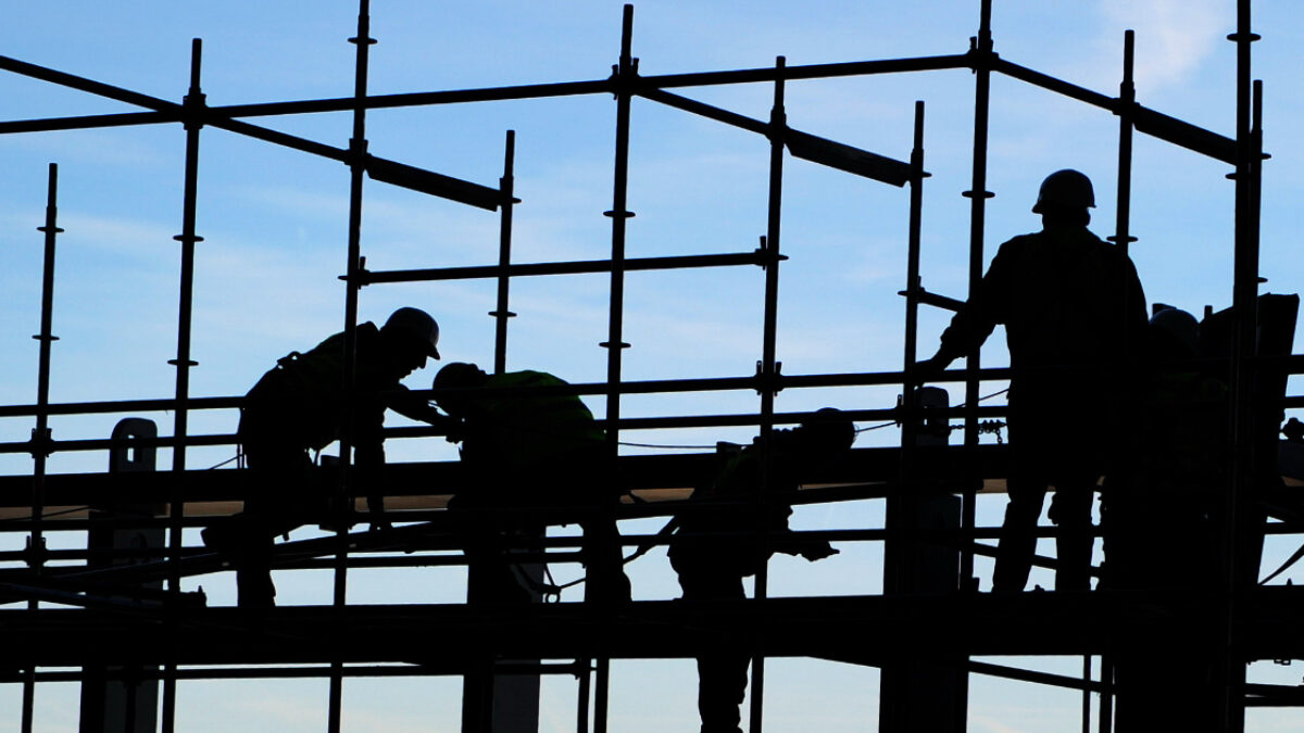 Lavoro povero, in arrivo la direttiva Ue che costringerà il governo a fare la legge per frenare i contratti pirata. “Una base per il salario minimo”