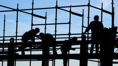 Copertina di Lavoro povero, in arrivo la direttiva Ue che costringerà il governo a fare la legge per frenare i contratti pirata. “Una base per il salario minimo”