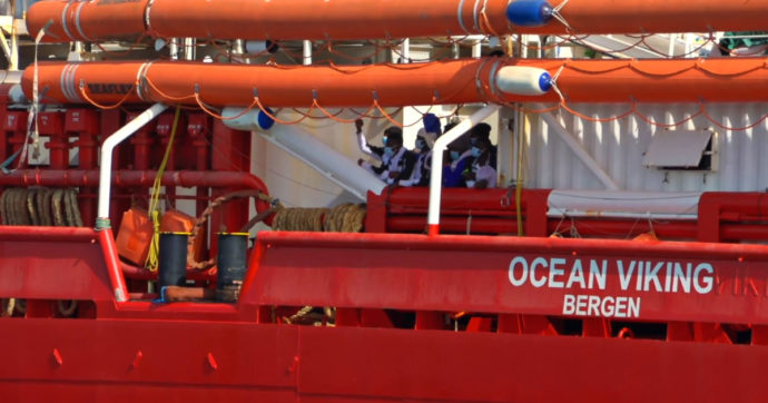 Migranti, la Ocean Viking chiede da una settimana un porto sicuro: “Le condizioni di salute di molti naufraghi sono gravi”
