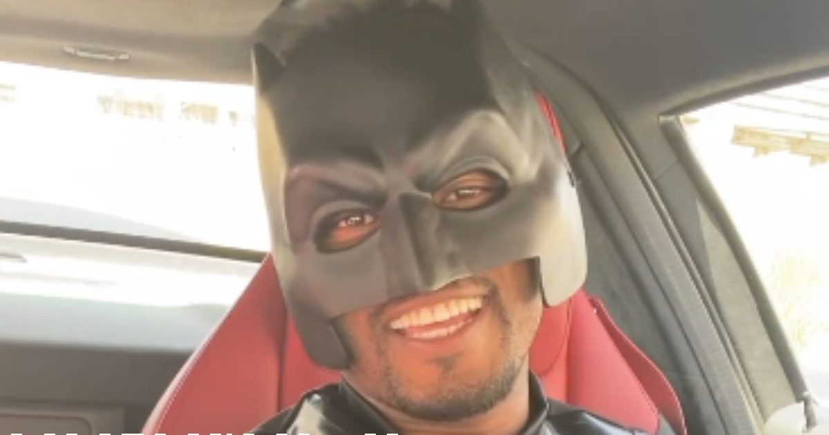 Patrice Evra, il calciatore si traveste da supereroe e canta Vivere di Vasco Rossi: “Non crescete mai, è una trappola”