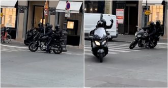 Copertina di Rapina da film nella boutique di Chanel a Parigi: assalto con kalashnikov, i rapinatori fuggono in scooter