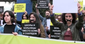Copertina di Amnesty, presidio davanti all’ambasciata contro la repressione del dissenso in Russia: “Oltre 15mila persone arrestate dall’inizio della guerra”