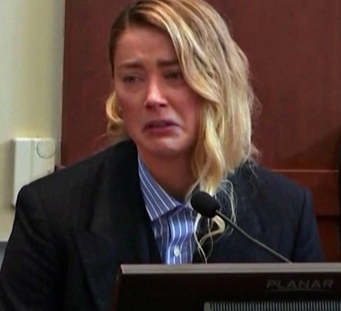 L’attrice Amber Heard in lacrime nella prima deposizione del processo contro Johnny Depp: “Mi prese per il collo e mi disse che poteva uccidermi”