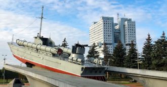 La Lituania blocca i flussi commerciali tra Mosca e l’exclave di Kaliningrad: “Applichiamo le sanzioni”. La Russia minaccia: “Reagiremo”
