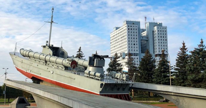 La Lituania blocca i flussi commerciali tra Mosca e l’exclave di Kaliningrad: “Applichiamo le sanzioni”. La Russia minaccia: “Reagiremo”