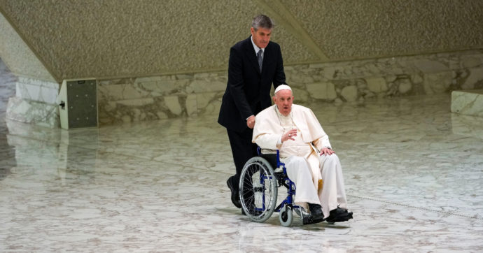 Udienze rinviate e liturgie delegate ad altri: in Vaticano la salute di Francesco ora preoccupa. “Ma per adesso l’agenda papale non cambia”