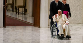 El Papa Francisco en silla de ruedas a la asamblea de las hermanas: no puede caminar por la artrosis de rodilla