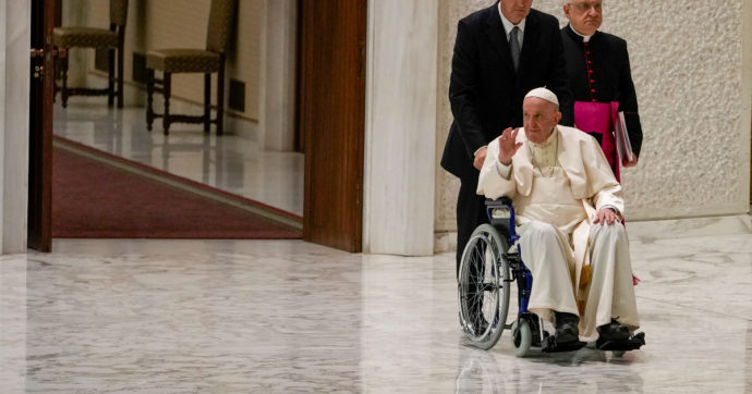 Papa Francesco in sedia a rotelle all’assemblea delle suore: non può camminare per l’artrosi al ginocchio