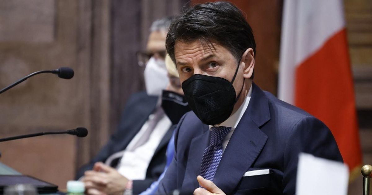 Armi a Kiev, Conte insiste perché Draghi riferisca in Aula. Ma Chigi: “Richiesta isolata. Non andrà in Parlamento prima del viaggio in Usa”