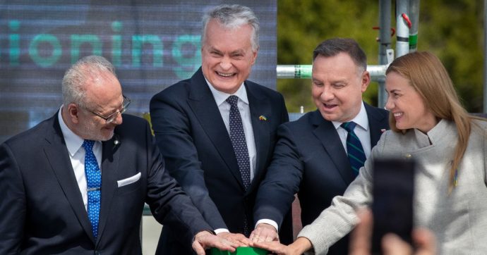 Guerra Russia-Ucraina, inaugurato il gasdotto GIPL che collega Polonia e Lettonia: “Risposta al ricatto energetico di Mosca all’Europa”