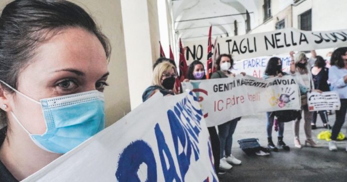 Copertina di Scuola, formazione “a premi” in cambio di meno docenti. I sindacati: “Sciopero”