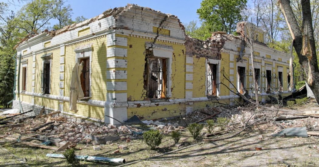 Guerra in Ucraina, missili russi sul Museo nazionale di letteratura vicino a Kharkiv: distrutto. Ferito il guardiano