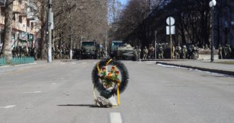 Copertina di Ucraina – Vivere a Kherson, occupata dai russi: “È come in una grande prigione, fuggire è impossibile. Manca tutto e si muore di fame”