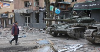 Guerra in Ucraina, la diretta – Duma: “Gli Usa partecipano alle ostilità”. Bomba su una scuola nel Lugansk. Kiev: “Evacuati i civili da Azovstal”