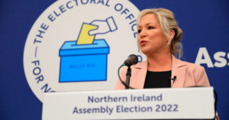 Copertina di Irlanda del Nord, i nazionalisti del Sinn Féin superano per la prima volta gli unionisti in Parlamento
