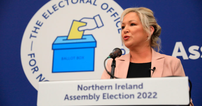 Irlanda del Nord, i nazionalisti del Sinn Féin superano per la prima volta gli unionisti alle elezioni: ora puntano alla guida del governo
