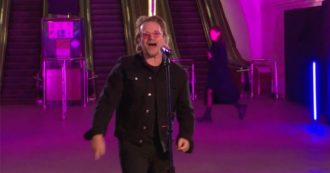 Copertina di Bono Vox si esibisce a sorpresa con The Edge nella metropolitana di Kiev: il leader degli U2 elogia la lotta dell’Ucraina per la libertà