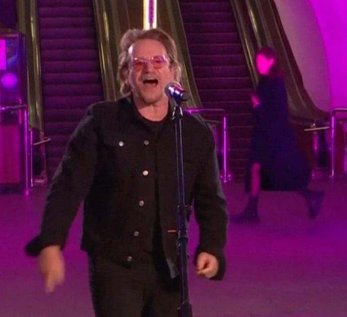 Bono Vox si esibisce a sorpresa con The Edge nella metropolitana di Kiev: il leader degli U2 elogia la lotta dell’Ucraina per la libertà