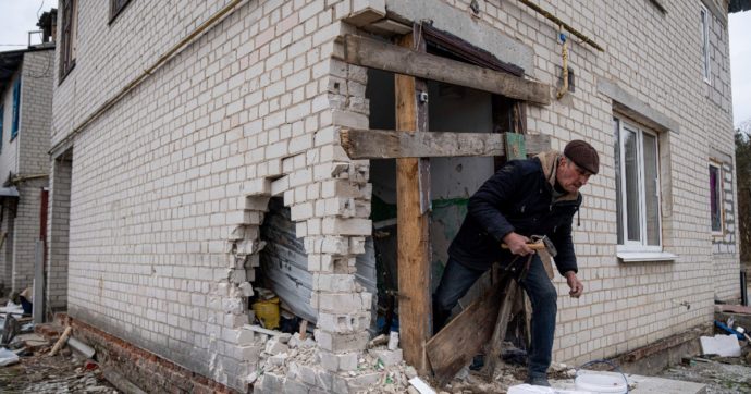Guerra in Ucraina, diretta – Scholz: “Non prenderemo alcuna decisione che porti la Nato in guerra”. Zelensky: “Via russi da tutto il Paese”