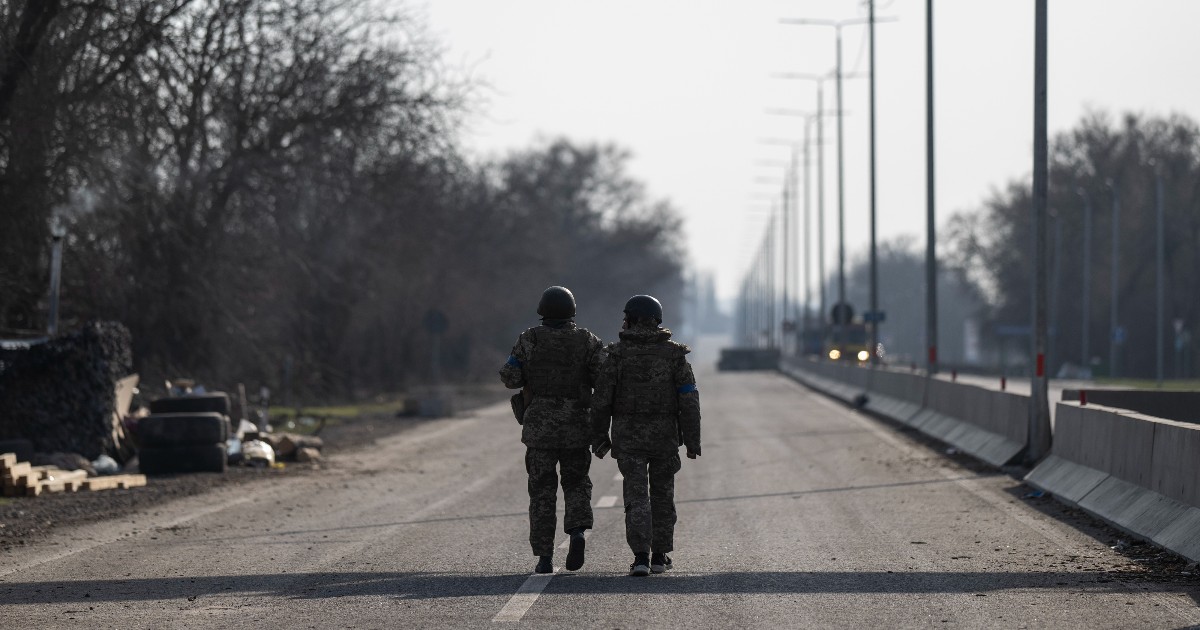 The war in Ukraine, direct – a bomb on a school shelter in Lugansk, two dead and 60 missing.  Schultz: “We will not bring NATO into conflict”