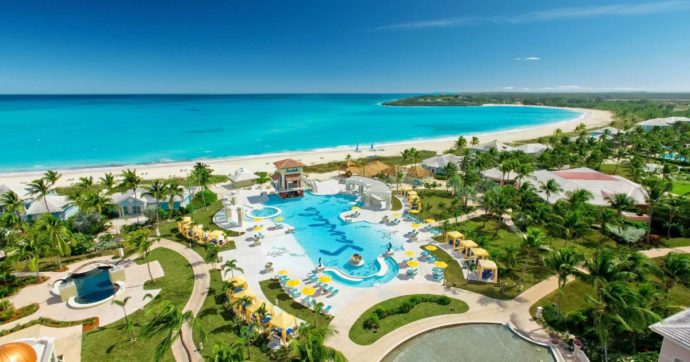 “Malore e convulsioni, poi il decesso”: è giallo sulla morte di tre turisti in un resort di lusso alle Bahamas, indagini in corso