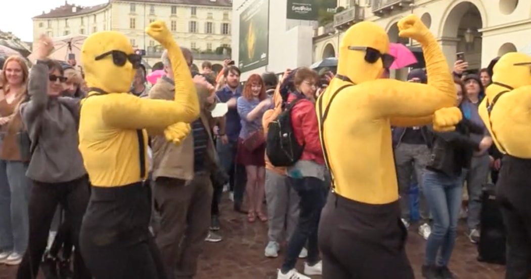 Eurovision 2022, in piazza Vittorio il flash mob dei Subwoolfer. La band norvegese in tutina gialla fa ballare Torino (video)