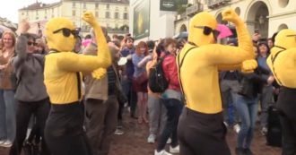 Copertina di Eurovision 2022, in piazza Vittorio il flash mob dei Subwoolfer. La band norvegese in tutina gialla fa ballare Torino (video)