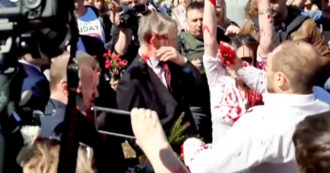 Copertina di Guerra in Ucraina, ambasciatore russo a Varsavia imbrattato di vernice rossa: tensione con un gruppo di manifestanti – Video