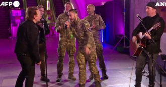 Copertina di Bono Vox e The Edge a sorpresa a Kiev: il leader degli U2 canta con tre soldati ucraini “Stand by me” – Video